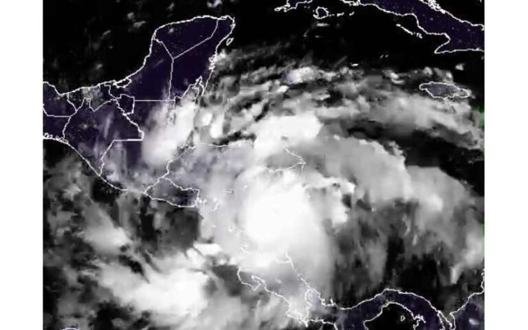 Julia aún es huracán y sigue avanzando sobre Nicaragua