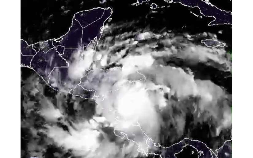 Huracán Julia Avanza sobre el Territrorio Nacional
