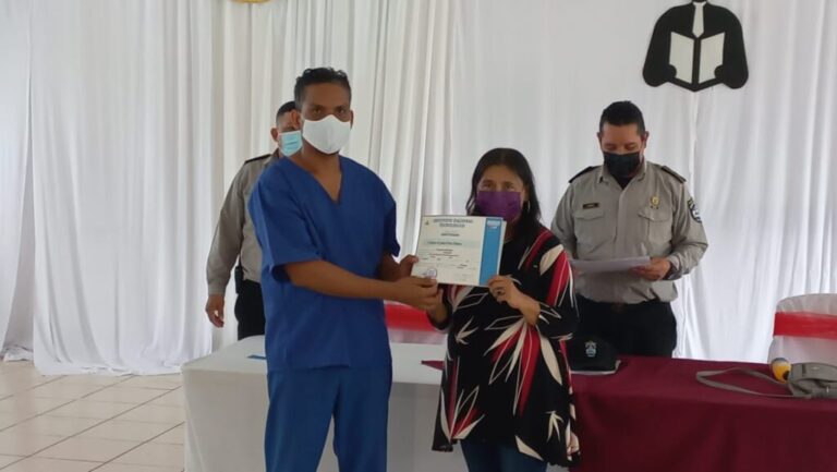 Privados de libertad se capacitan en enjuncado de bastidores