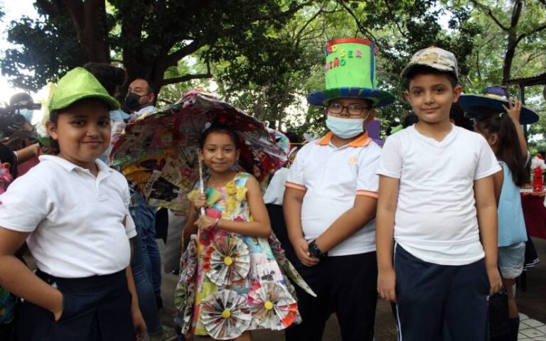 Estudiantes celebran el Día de la Ecología vestido de artículos reciclados