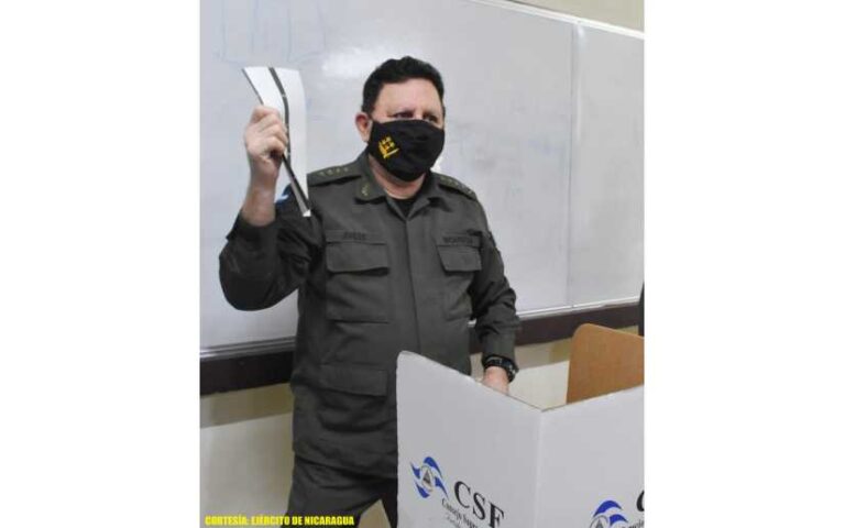 General de Ejército Julio César Avilés Castillo, ejerció su derecho al voto