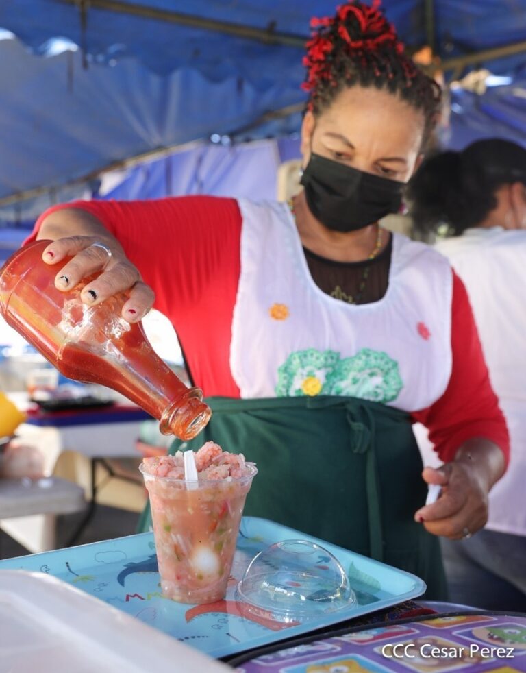 Familias disfrutan de la Feria del Mar