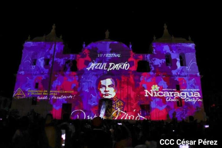 León se viste de azul para celebrar el VII festival Azul Darío