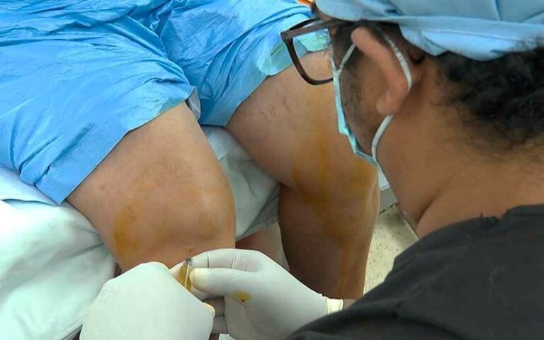 Aplican plasma a 16 pacientes con desgaste en la rodilla