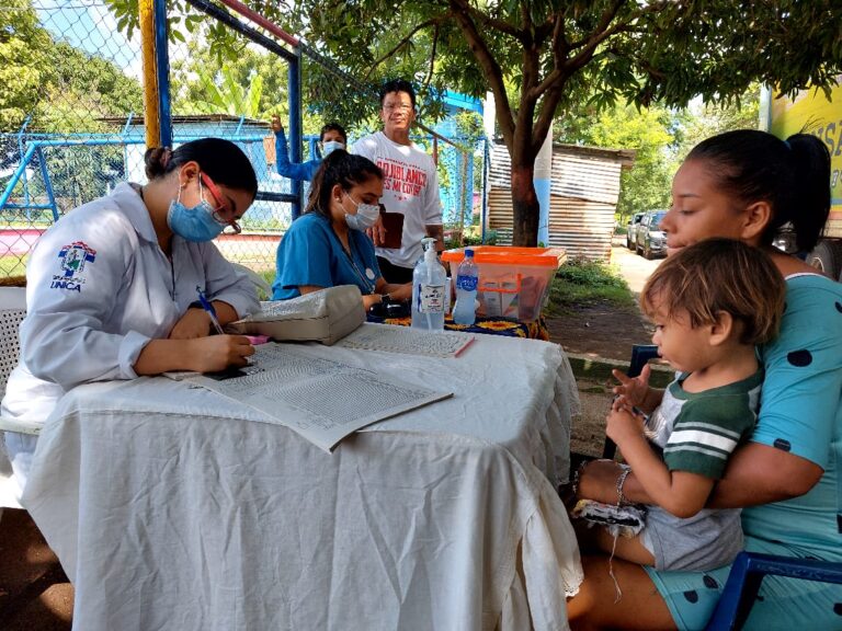 Realizan feria de salud en el barrio Francisco Salazar