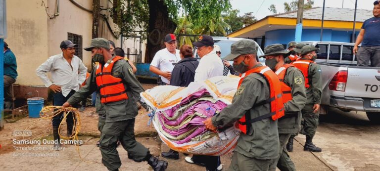 Autoridades Departamentales y Candidatos del FSLN brindan acompañamiento a familias de la Comunidad Wasakin, unicipio de Rosita tras el paso del huracán Julia