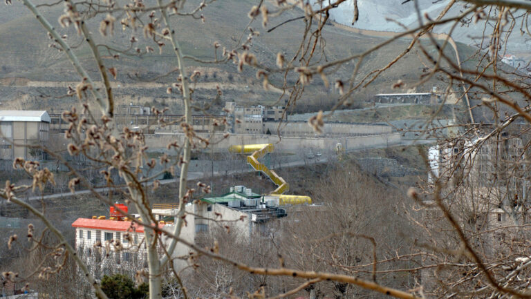 Se registra incendio y disturbios en una prisión de Teherán