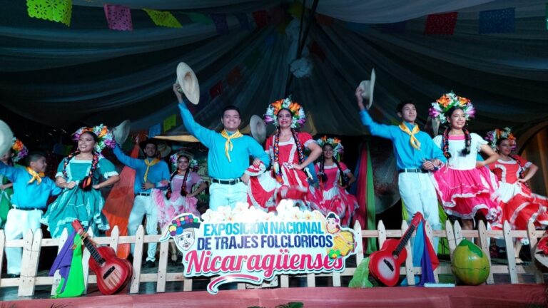 Realizan la XIII edición de la exposición nacional de trajes folclóricos