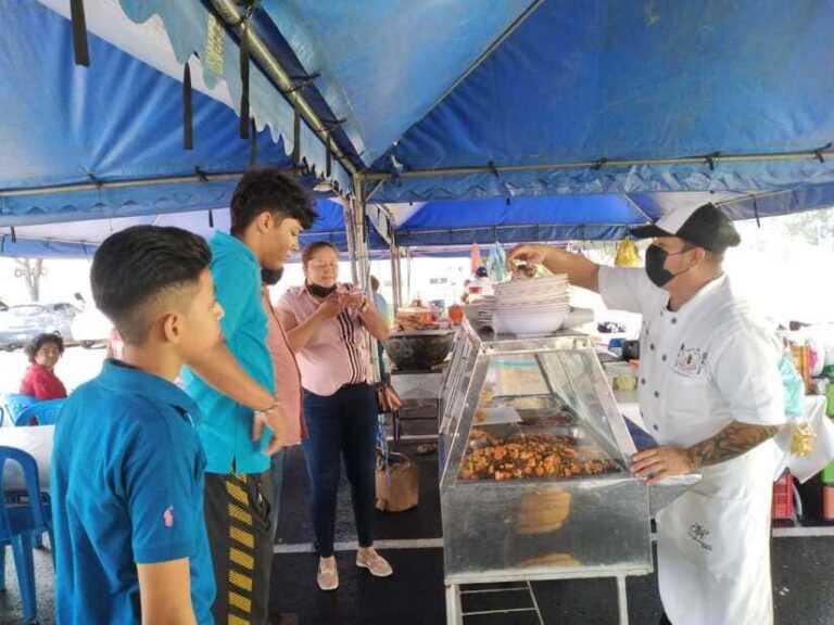 Familias disfrutan de la Feria del Mar