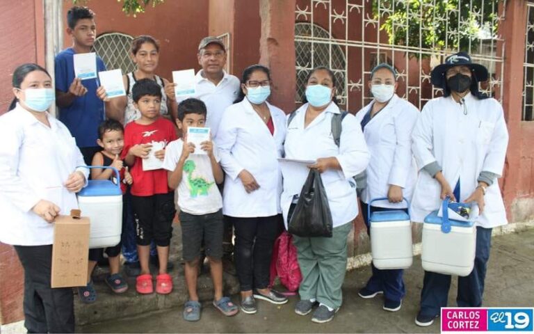 Familias del barrio Bertha Calderón fueron vacunadas contra el COVID-19