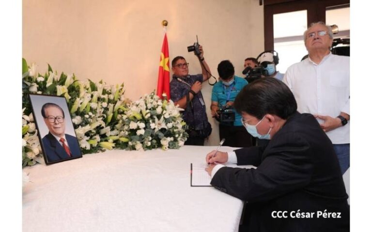 Firman libro de condolencias por el fallecimiento del expresidente Jiang Zemin
