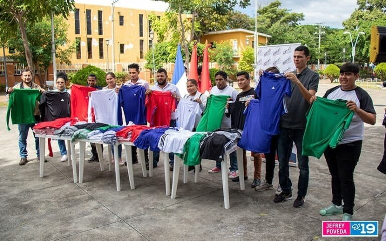 Equipos deportivos reciben uniformes para el torneo navideño￼