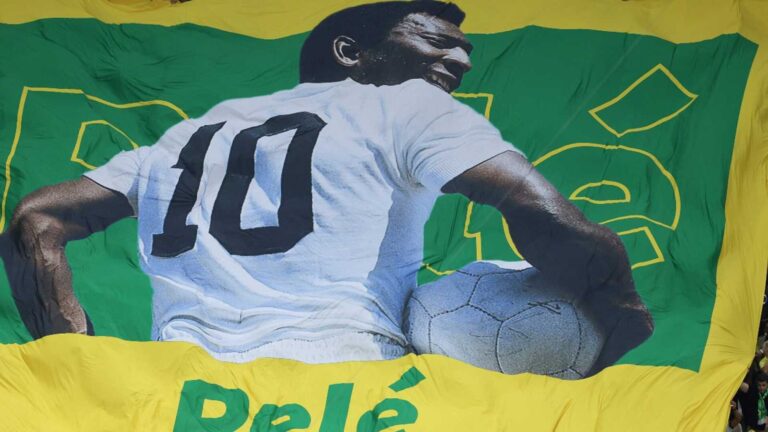 Pelé dice estar fuerte y continua tratamiento contra el cáncer de colon