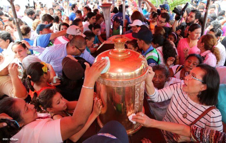 La Lavada de la Plata: amor, tradición y devoción a la Virgen del Trono