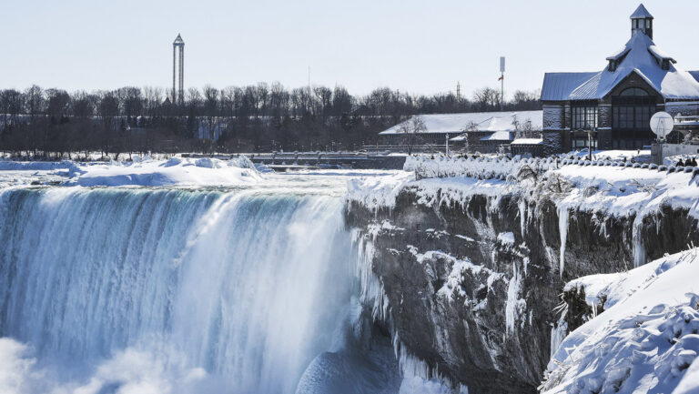 Cataratas del Niágara se convierten en un “paraíso invernal”