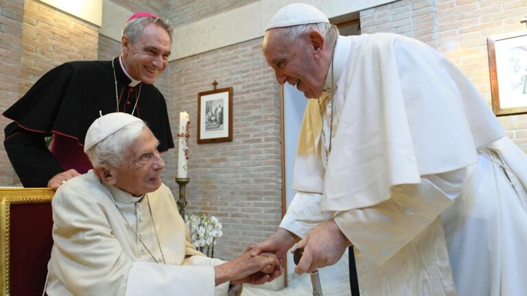 Papa Francisco pide oraciones por Benedicto XVI