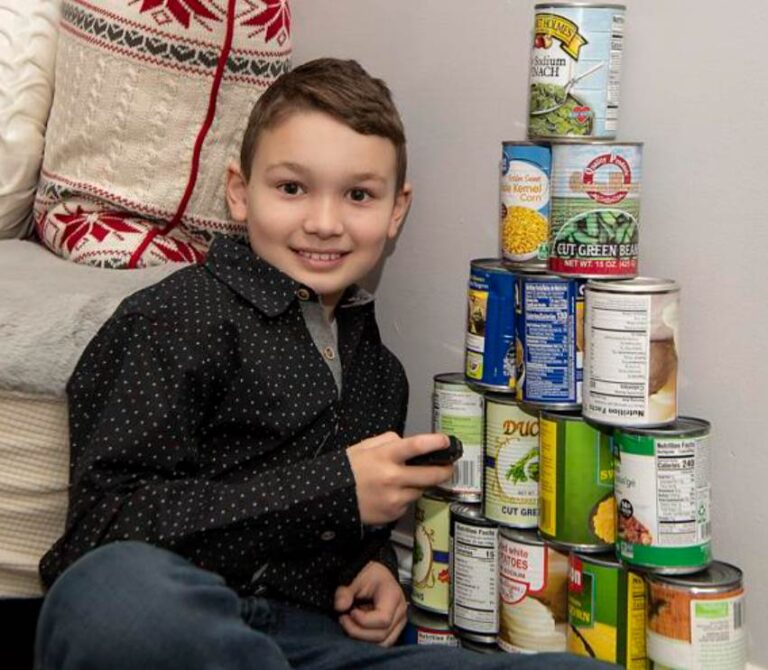 Niño rompe récord Guinness con latas de comida