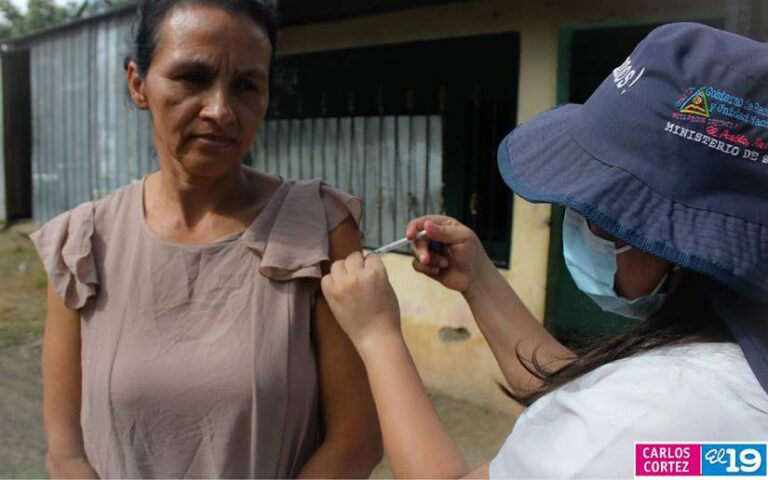 Familias del barrio Laureles Sur son vacunas contra el COVID-19 