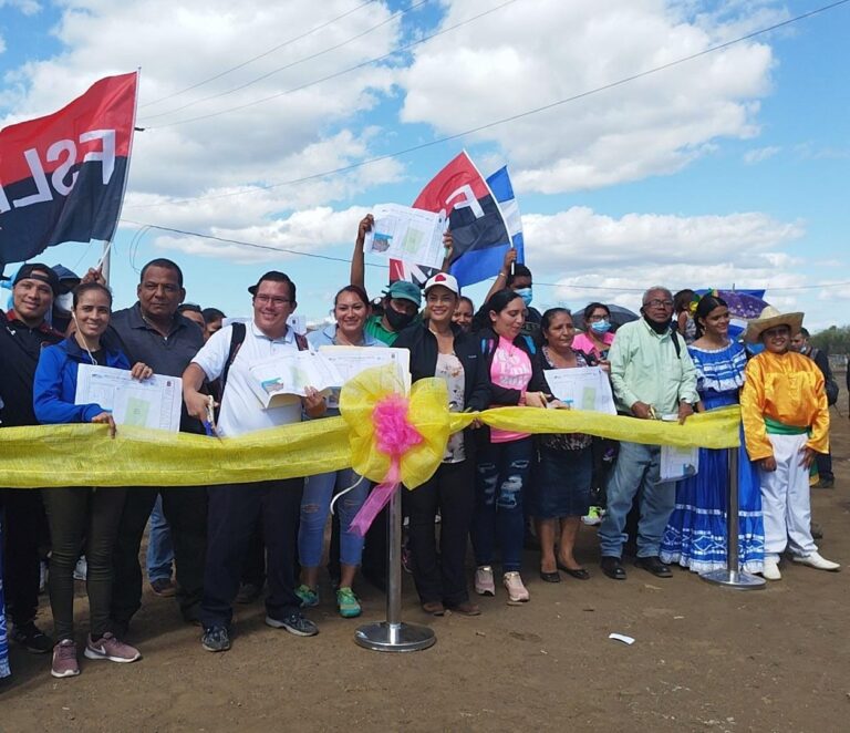 AlMA entrega 200 lotes a familias en la Urbanización Villa Esperanza