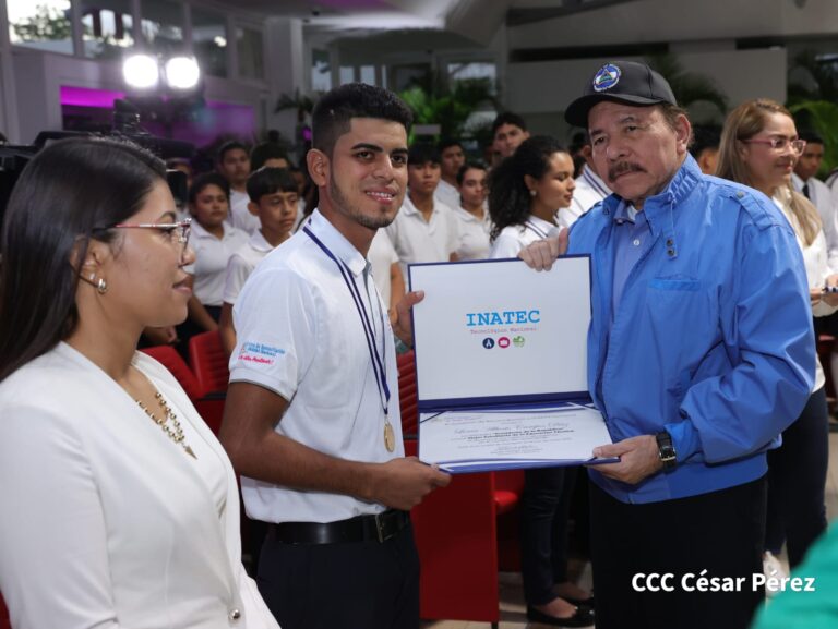 Mejores estudiantes y docentes de Nicaragua reciben reconocimientos