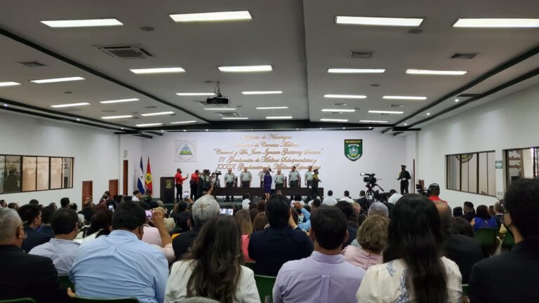 Un total de 67 médicos recibieron su título 