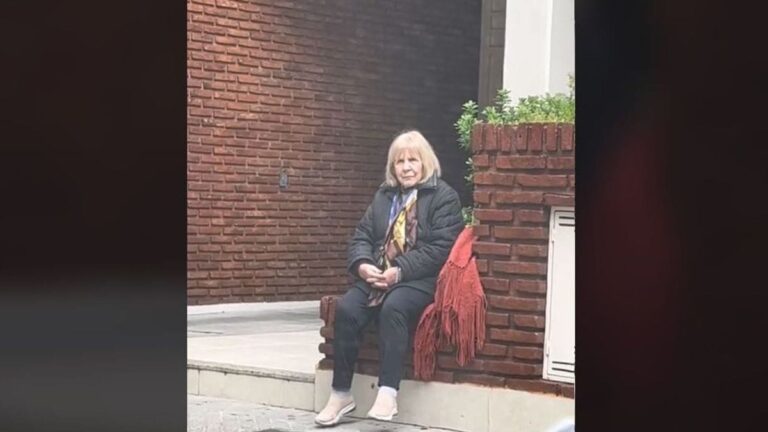 Abuelita pasa horas sentada esperando a sus nietos 