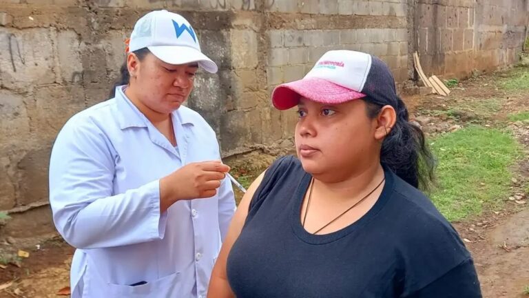 Pobladores del barrio Ariel Darce se vacunan contra la Covid 19