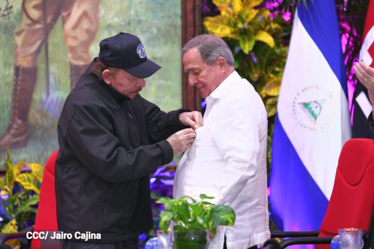 Pdte. Daniel Ortega entrega la Orden Augusto Sandino al doctor Carlos Argüello