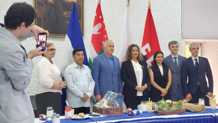 Vice primer Ministro de Adjasia se reúne con autoridades del ALMA