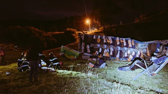 Autobús cae en una quebrada y deja cinco fallecidos