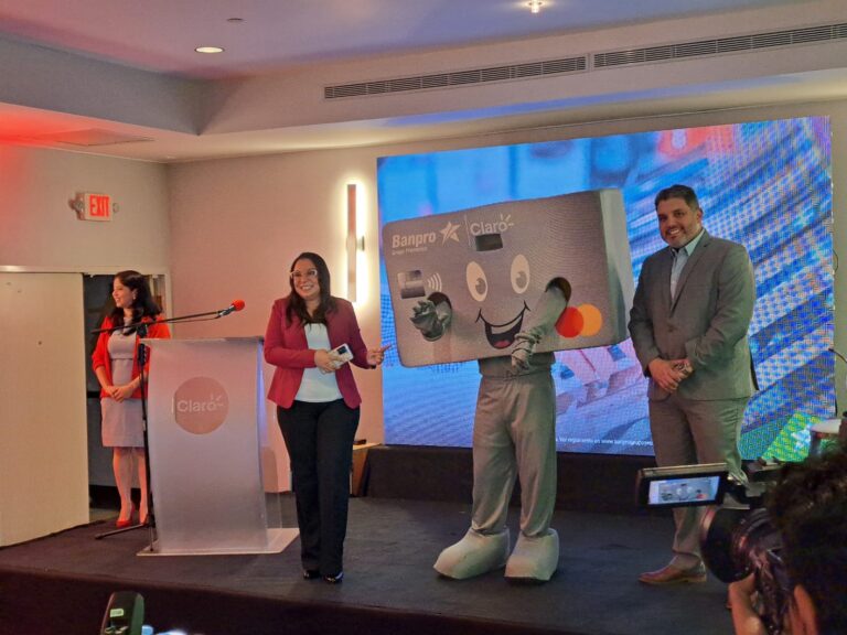 Lanzan tarjeta Claro MasterCard Banpro