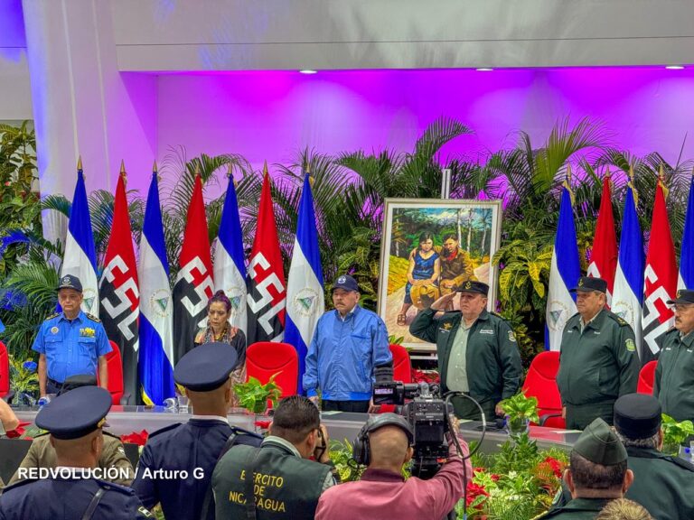 Pdte. Daniel entrega títulos de graduación y diplomas de reconocimientos a tenientes destacados de Academia Militar