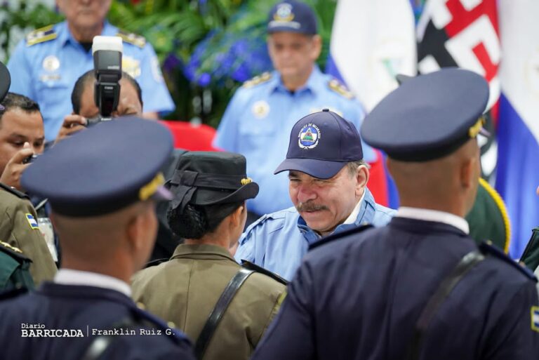 Rosario felicita a las 4 oficiales que se suman a servir a la patria 