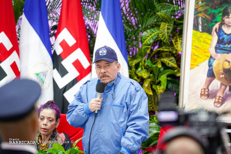 Presidente de Nicaragua juramenta a Graduados de la Academia Militar
