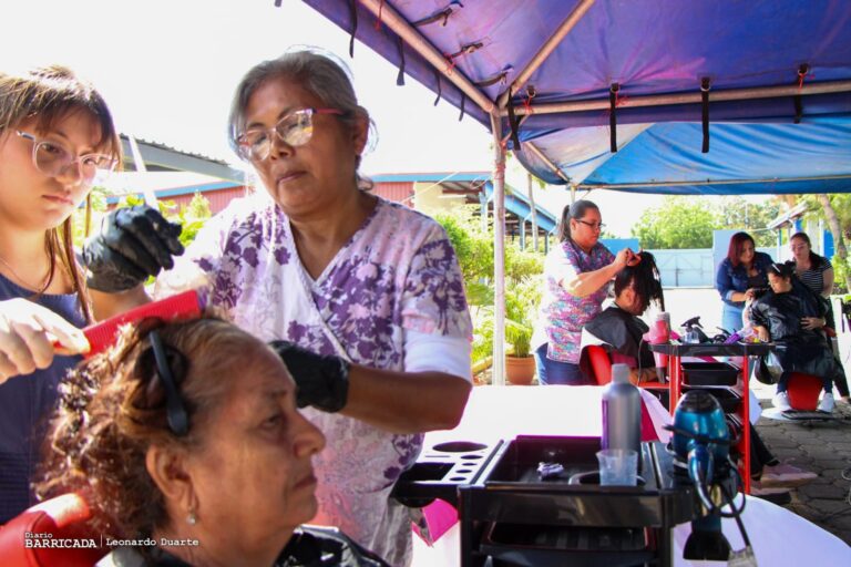Reconocimientos a mujeres destacadas en la educación técnica