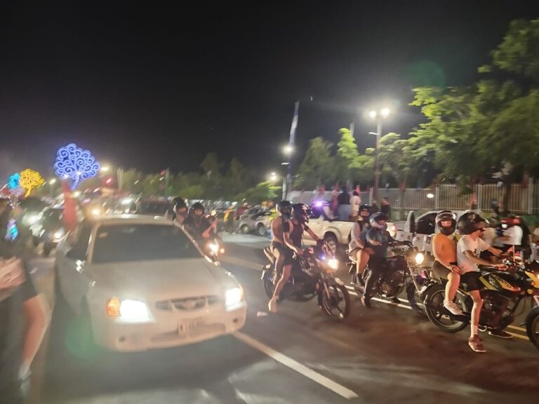 Familias se congregan en la Avenida de Bolívar a Chávez