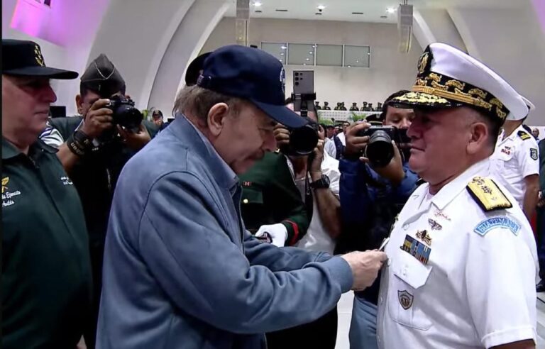 Entregan condecoraciones al mérito naval a nacionales y extranjeros