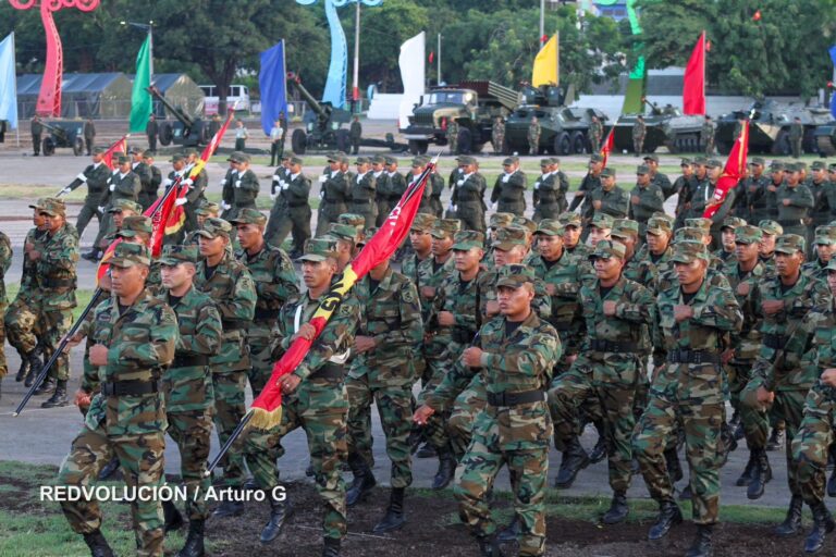 Ejército de Nicaragua recibe y otorga reconocimientos por su 45 aniversario