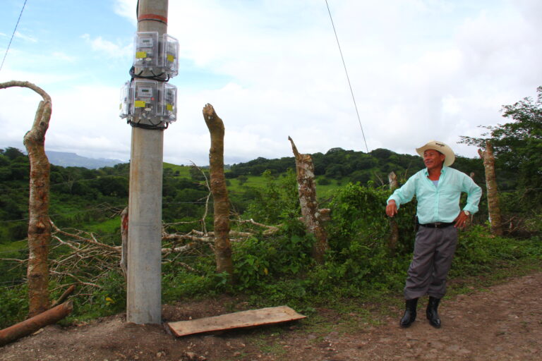 Más familias de Santa Maria de Pantasma cuentan con energía eléctrica