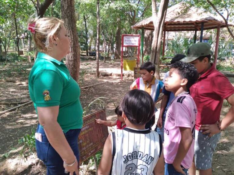Niñez aprende sobre cuido y protección de los árboles