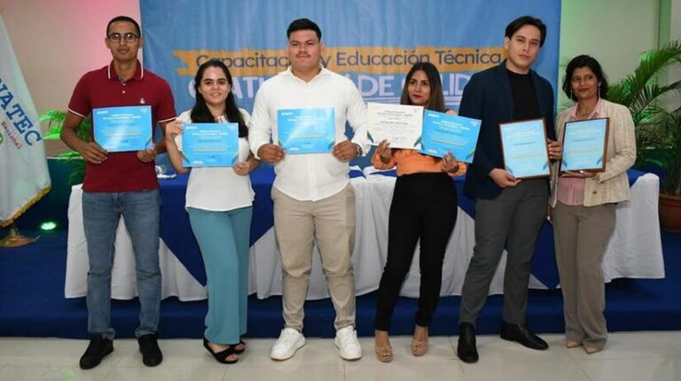 Estudiantes reciben reconocimientos por excelencia académica