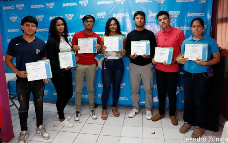 Entregan certificados de inglés a jóvenes en Managua
