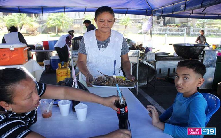 Familias se reúnen para disfrutar de la Feria del Mar