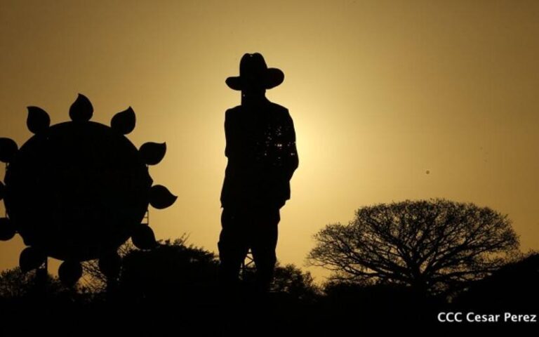 Sandino lo está viendo