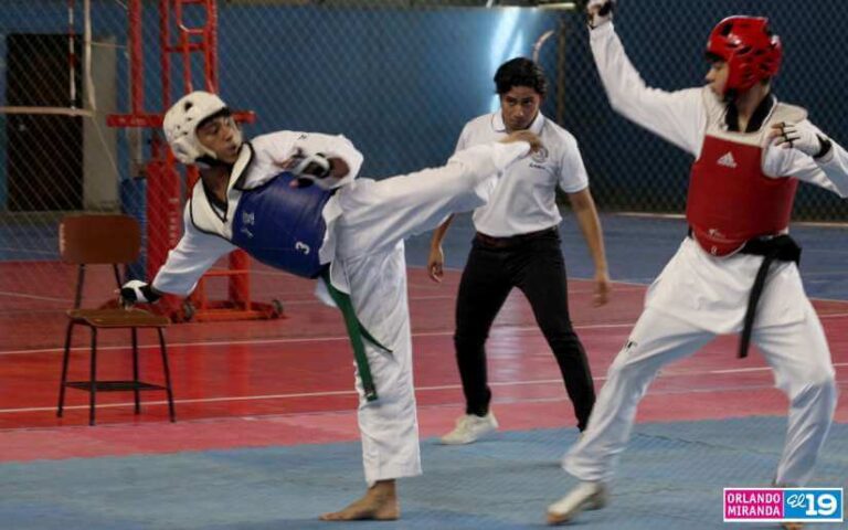 Atletas de secundaria participan en Competencia de Taekwondo