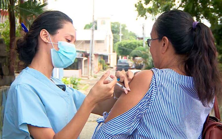 Vacunan a ciudadanos contra la Covid-19 en el barrio 3-80 en Managua