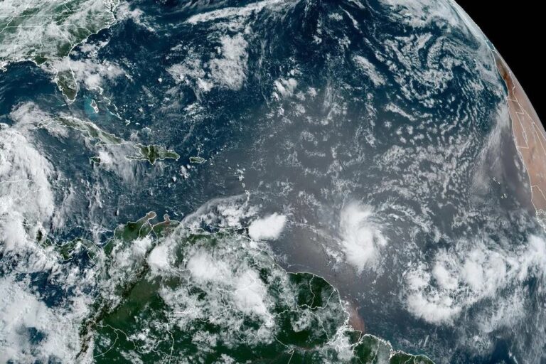 Tormenta tropical Beryl se intensifica y amenaza con convertirse en un gran huracán