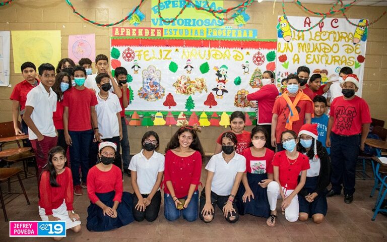 Estudiantes de Managua dan la bienvenida a fiestas decembrinas