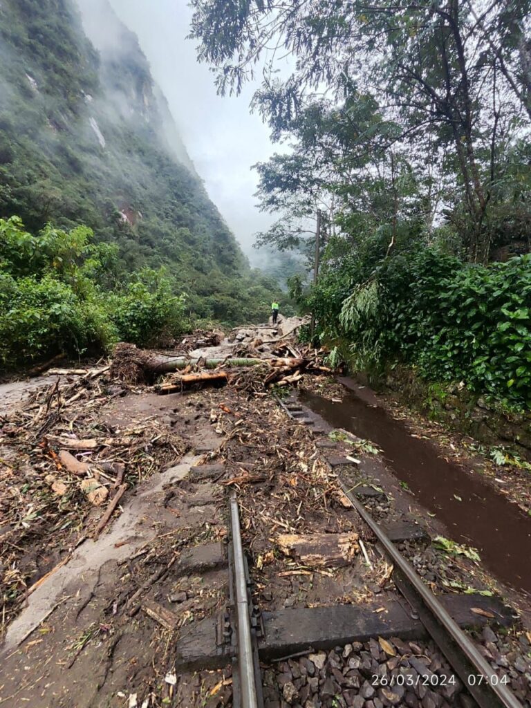 Deslave de gran magnitud afecta servicio de trenes hacia Machu Picchu