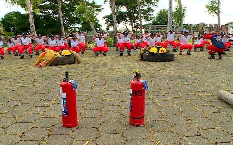 Alumnos de la Academia de Bomberos demuestran condiciones físicas